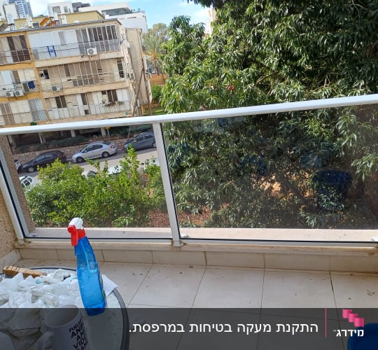 מעקה אלומיניום עם זכוכית במרפסת